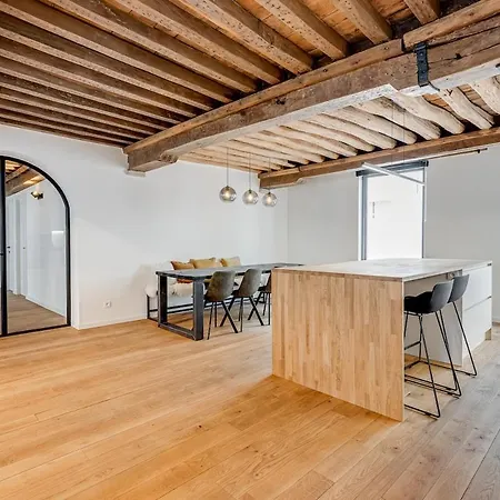 Beautiful Spacious Loft In The Heart Of